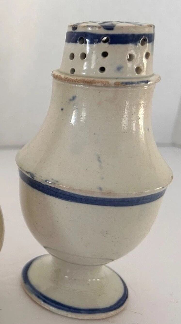 Antique Pepper Pot Leeds Blue Pearlware Feather/Ribbed/Drip Band